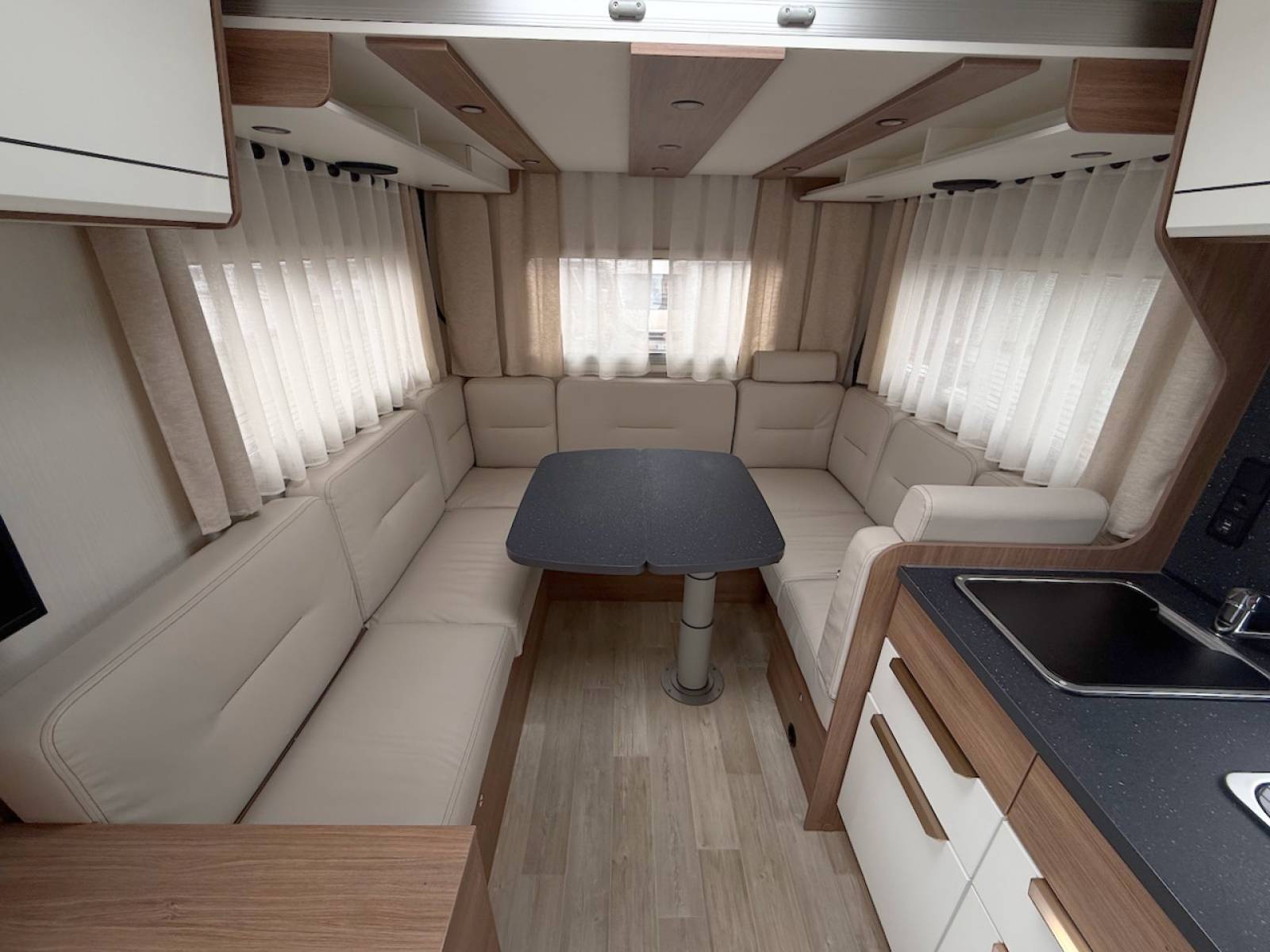 Camping-car profilé occasion, Maxi-salon, salon en U, moins de 7 m, 4 places, Pilote P 696 U Evidence, à Roques proche de Toulouse (31)