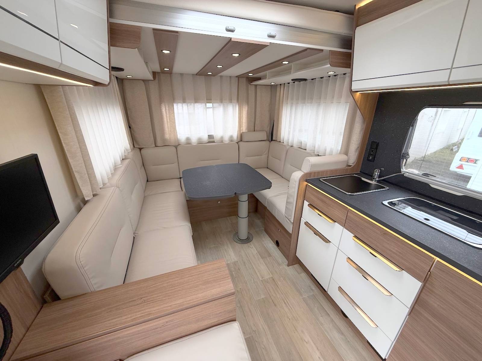 Achat Vacances et loisirs, un camping-car profilé occasion, Maxi-salon, salon en U, moins de 7 m, 4 places, un Pilote P 696 U Evidence, à Roques proche de Toulouse (31)