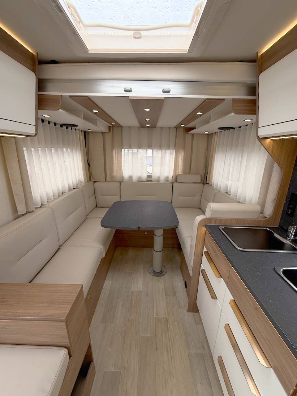 Vend Camping-car profilé occasion, Maxi-salon, salon en U, moins de 7 m, 4 places, Pilote P 696 U Evidence, à Roques proche de Toulouse (31)