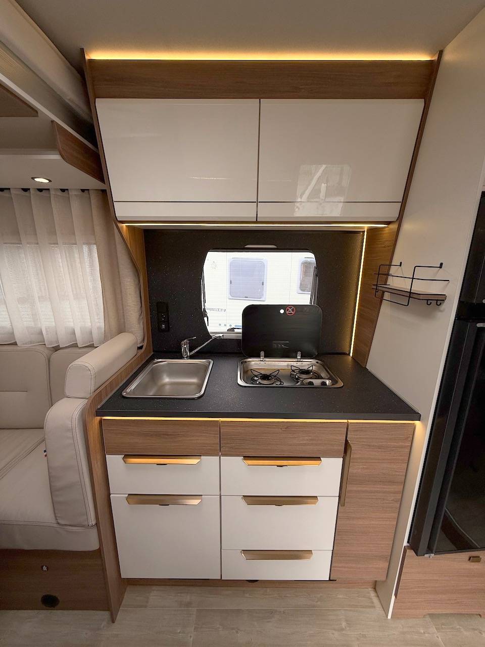 Camping-car profilé occasion, Maxi-salon, salon en U, moins de 7 m, 4 places, Pilote P 696 U Evidence, à Roques proche de Toulouse (31)