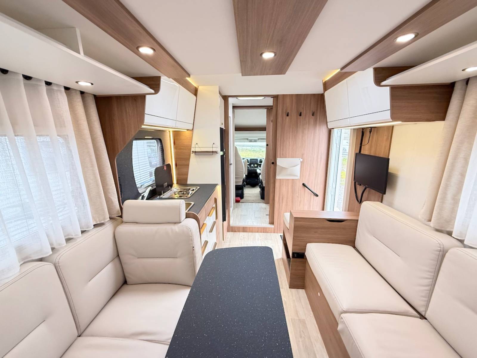 Vend Camping-car profilé occasion, Maxi-salon, salon en U, moins de 7 m, 4 places, Pilote P 696 U Evidence, à Roques proche de Toulouse (31)