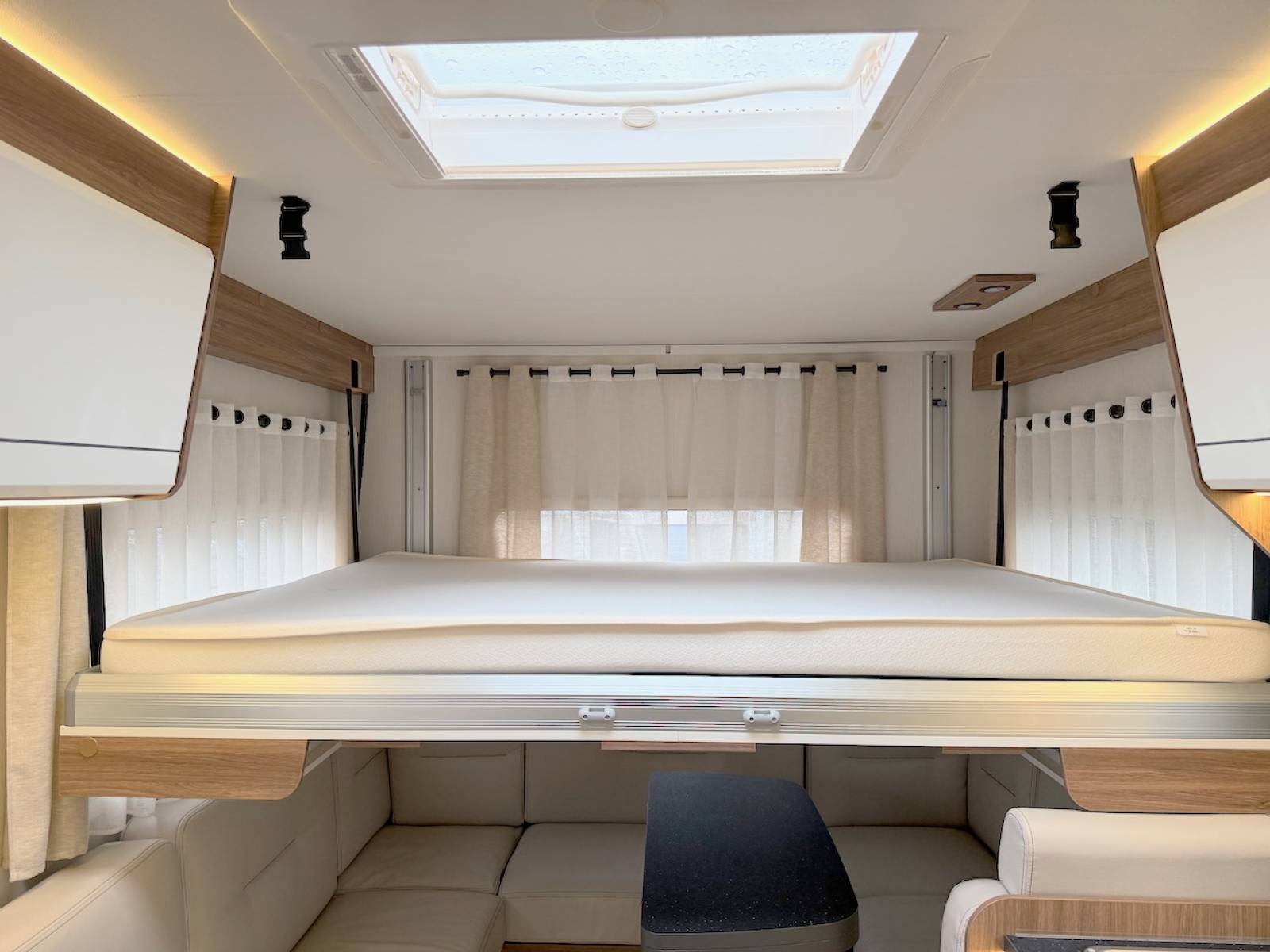 Vend Camping-car profilé occasion, Maxi-salon, salon en U, moins de 7 m, 4 places, Pilote P 696 U Evidence, à Roques proche de Toulouse (31)