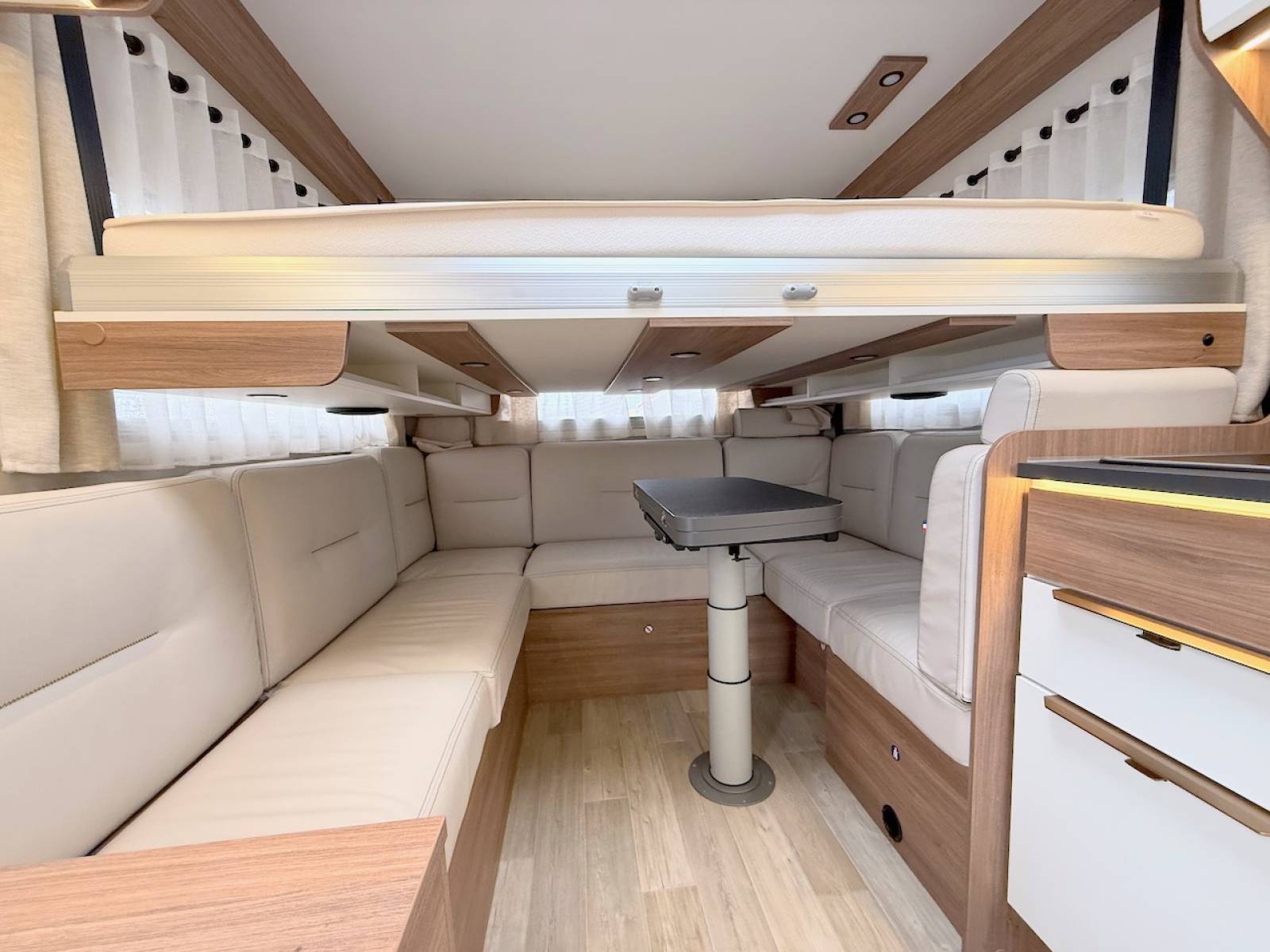 Camping-car profilé occasion, Maxi-salon, salon en U, moins de 7 m, 4 places, Pilote P 696 U Evidence, à Roques proche de Toulouse (31)