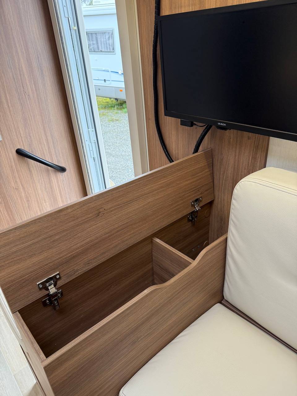 Achat Vacances et loisirs, un camping-car profilé occasion, Maxi-salon, salon en U, moins de 7 m, 4 places, un Pilote P 696 U Evidence, à Roques proche de Toulouse (31)