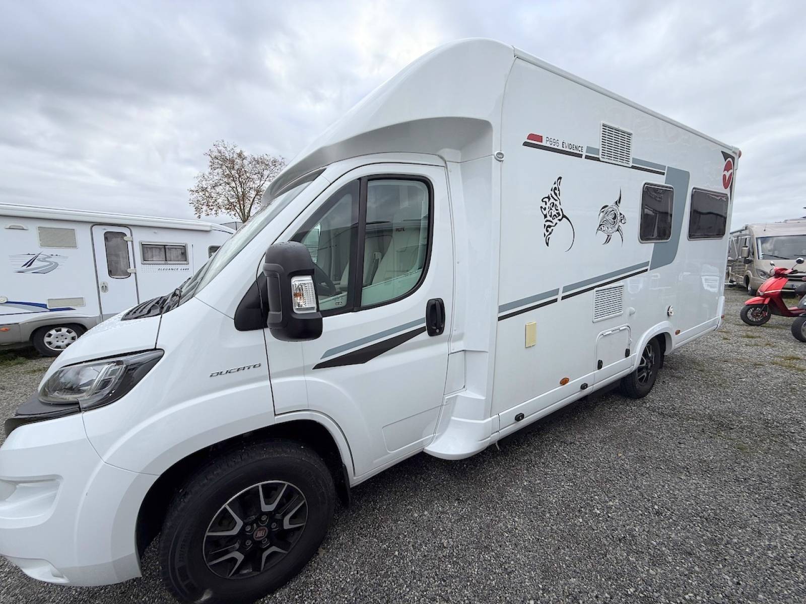 Camping-car profilé occasion, Maxi-salon, salon en U, moins de 7 m, 4 places, Pilote P 696 U Evidence, à Roques proche de Toulouse (31)