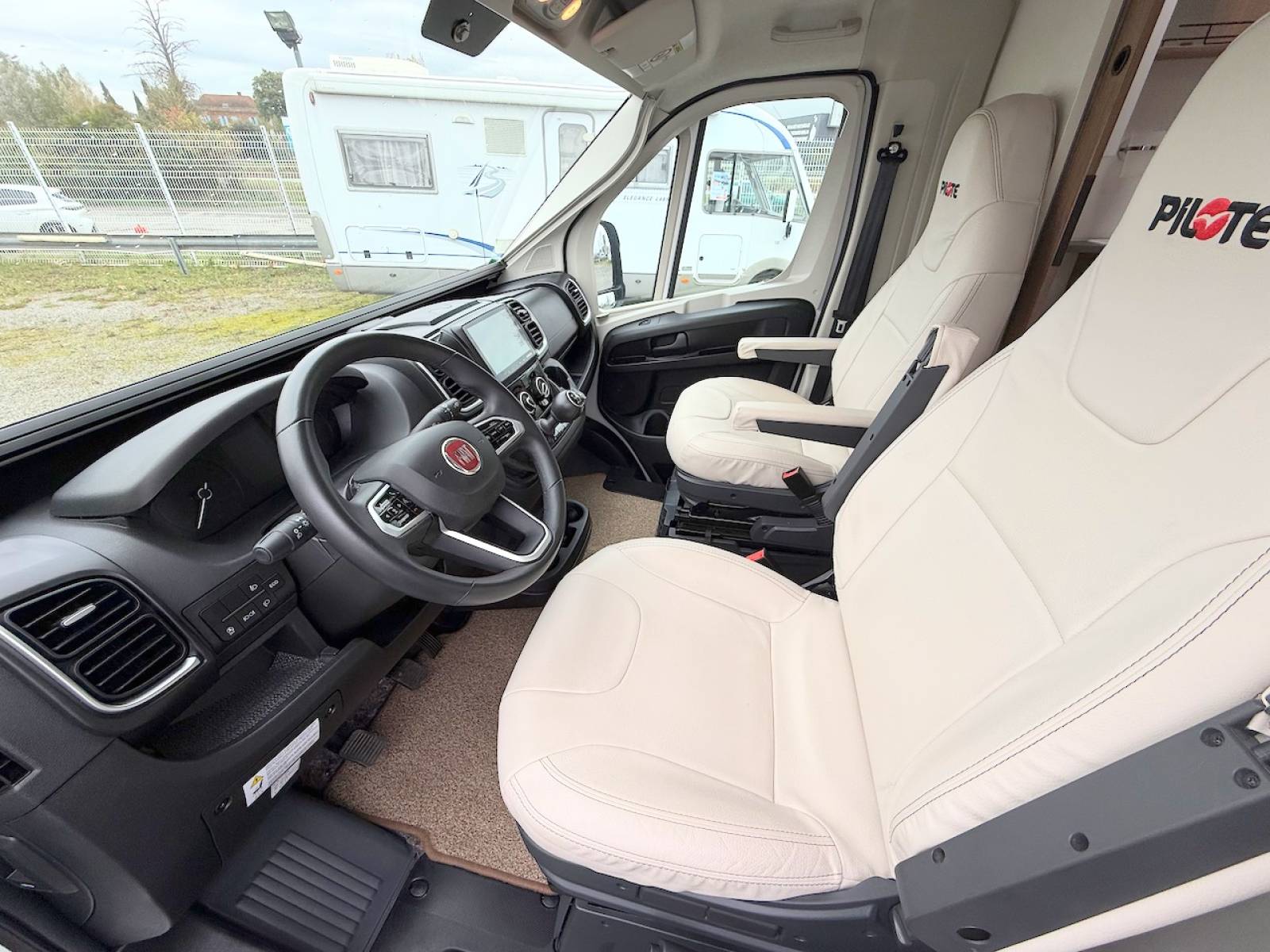 Achat Vacances et loisirs, un camping-car profilé occasion, Maxi-salon, salon en U, moins de 7 m, 4 places, un Pilote P 696 U Evidence, à Roques proche de Toulouse (31)