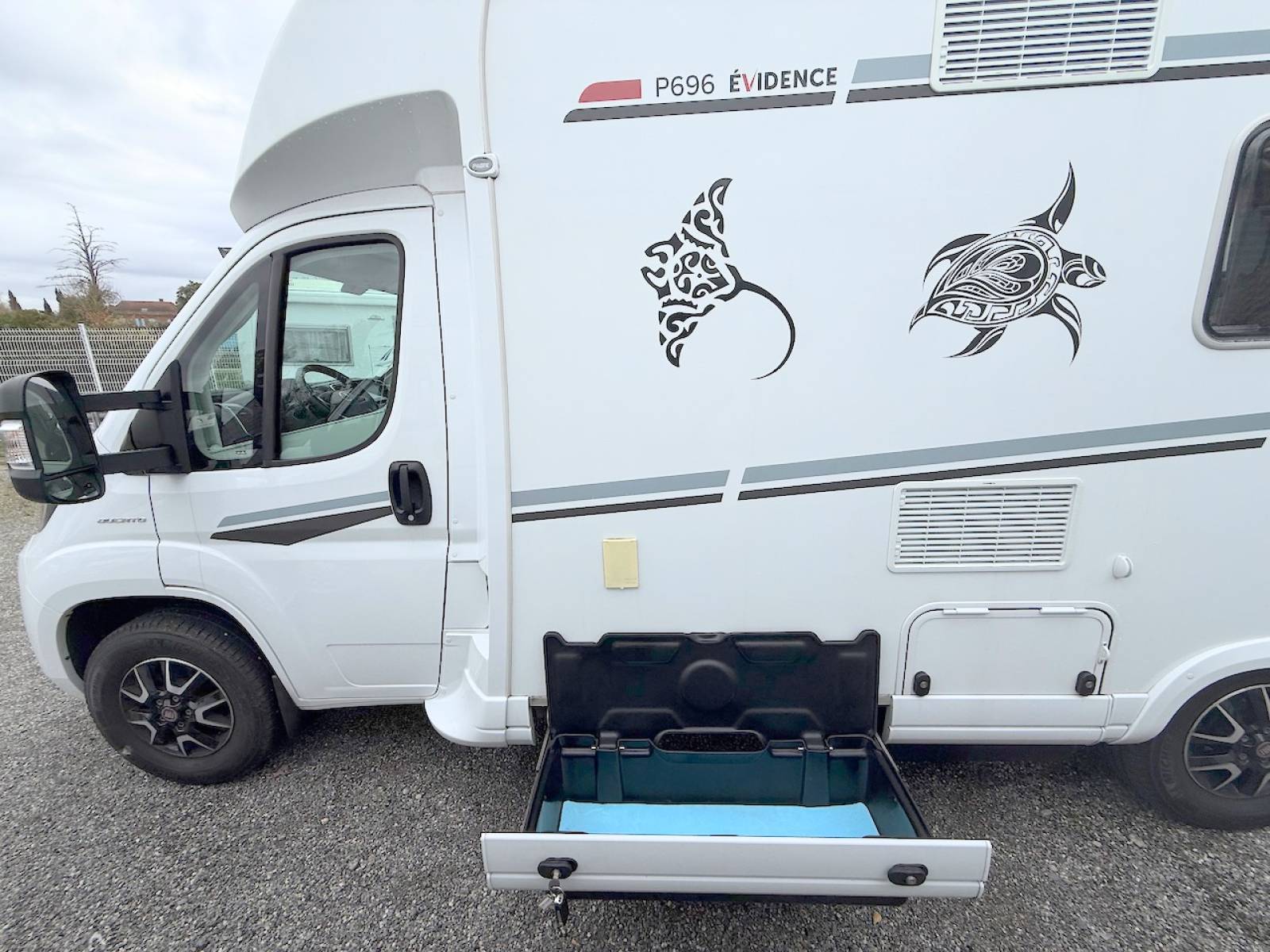 Vend Camping-car profilé occasion, Maxi-salon, salon en U, moins de 7 m, 4 places, Pilote P 696 U Evidence, à Roques proche de Toulouse (31)