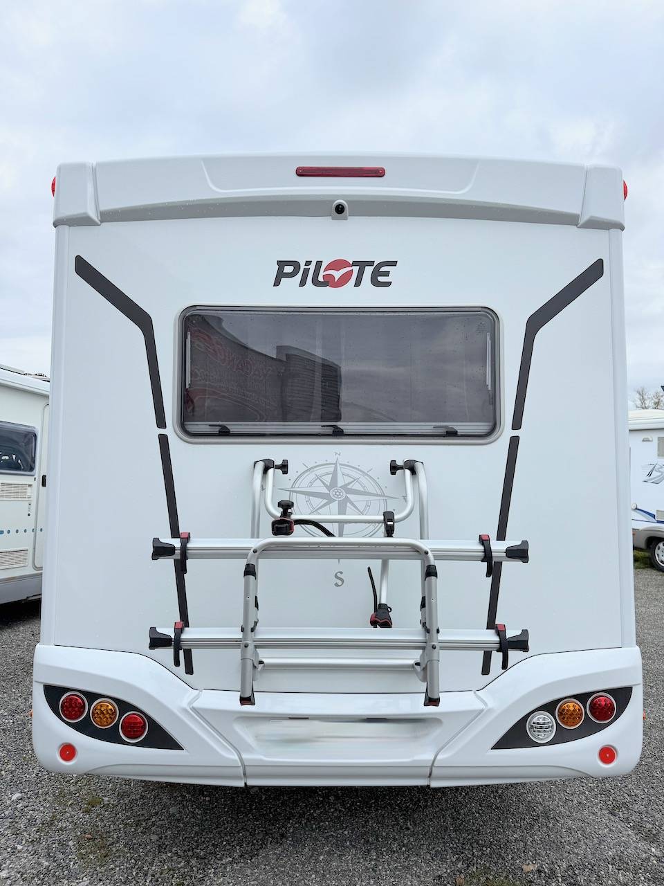 Camping-car profilé occasion, Maxi-salon, salon en U, moins de 7 m, 4 places, Pilote P 696 U Evidence, à Roques proche de Toulouse (31)