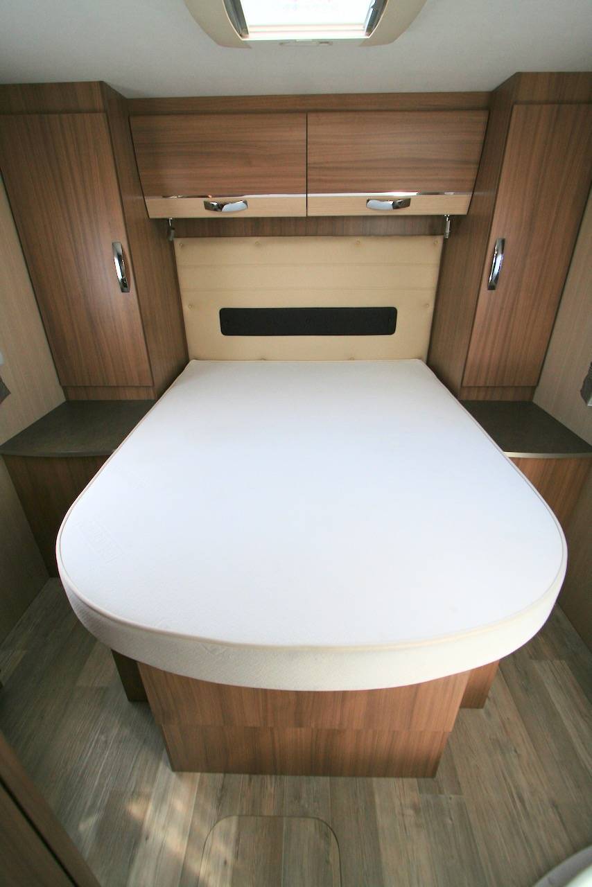 Camping-car occasion profilé, lit central, lit de pavillon, Pilote aventura P 736 TCA, à Roques Proche de Toulouse (31)