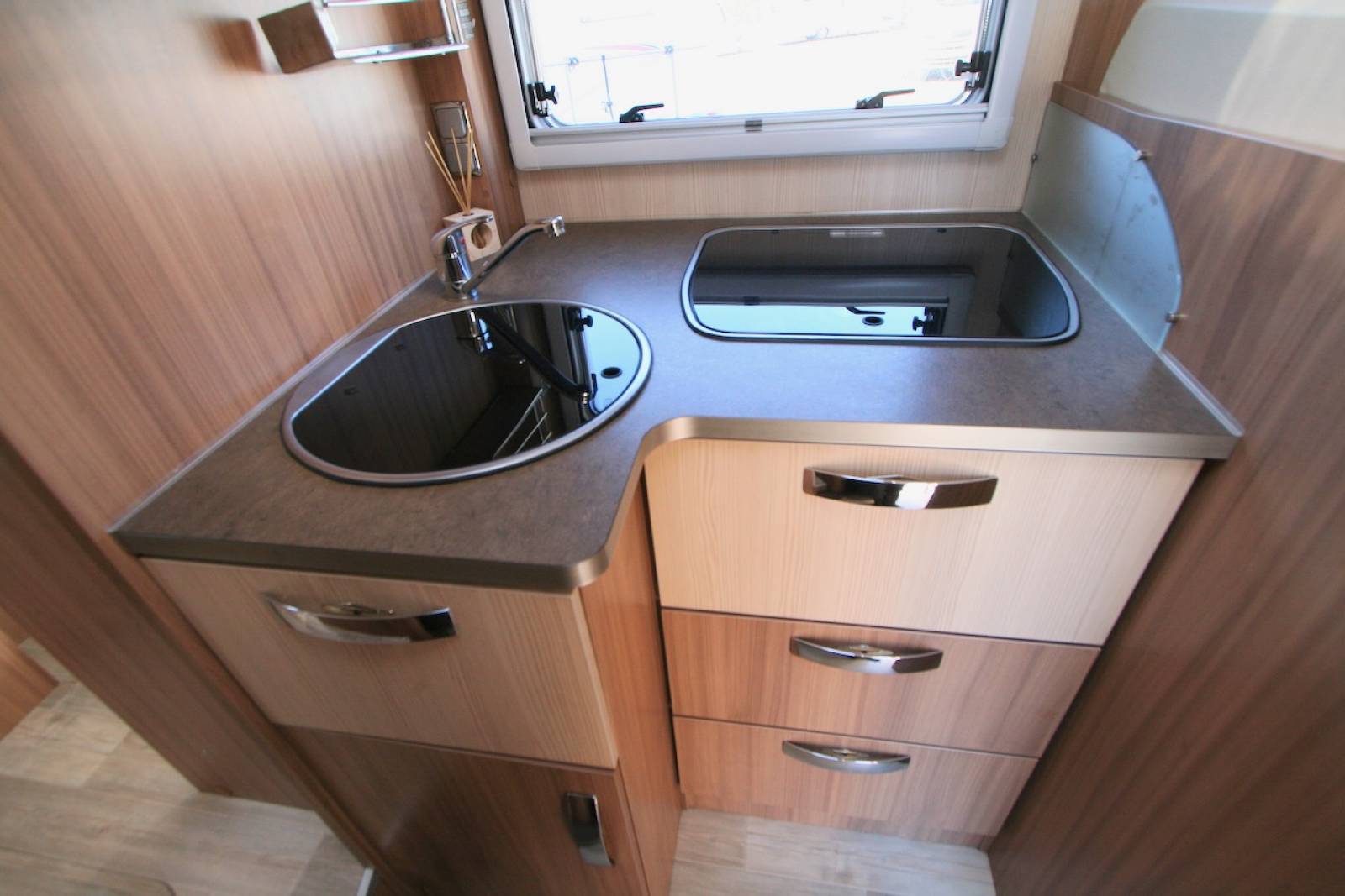 Camping-car occasion profilé, lit central, lit de pavillon, Pilote aventura P 736 TCA, à Roques Proche de Toulouse (31)