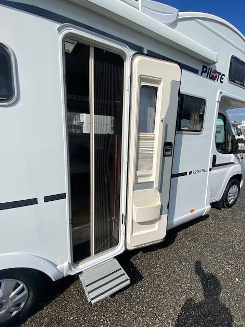 Achat Camping-car capucine occasion 6 places, presque neuf, double dînette, Pilote C 700 essentiel, à Roques proche de Toulouse (31)