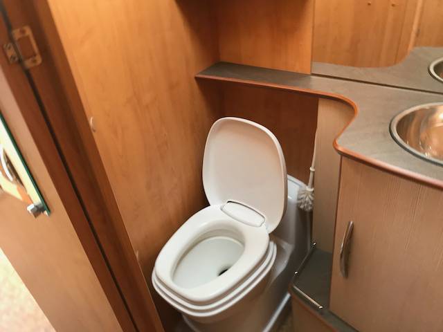 vend Camping-car profilé d’occasion, lit de milieu, 3 places, Fleurette Magister 73 LMS, à Roques proche de Toulouse 31