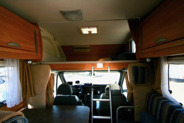 Vente Camping-car capucine d'occasion, lit sur soute, 5 places, 6 couchages, Challenger Genesis 51, à Roques proche de Toulouse (31)