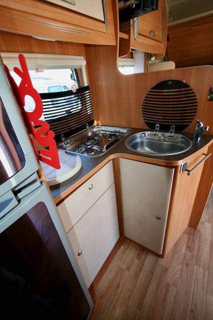 Camping-car capucine d'occasion, lit sur soute, 5 places, 6 couchages, Challenger Genesis 51, à Roques proche de Toulouse (31)