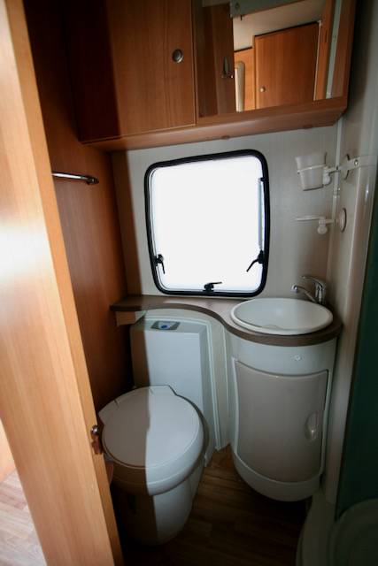 Vente Camping-car capucine d'occasion, lit sur soute, 5 places, 6 couchages, Challenger Genesis 51, à Roques proche de Toulouse (31)