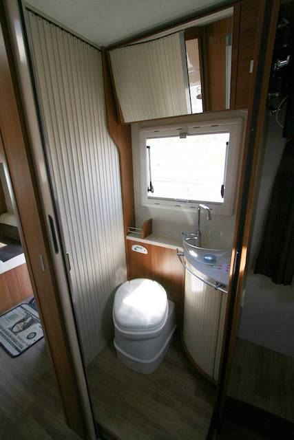 Camping-car profilé occasion, 5 places, 5 couchages, Rimor Europeo 69 Plus, à Roques proche Toulouse (31)