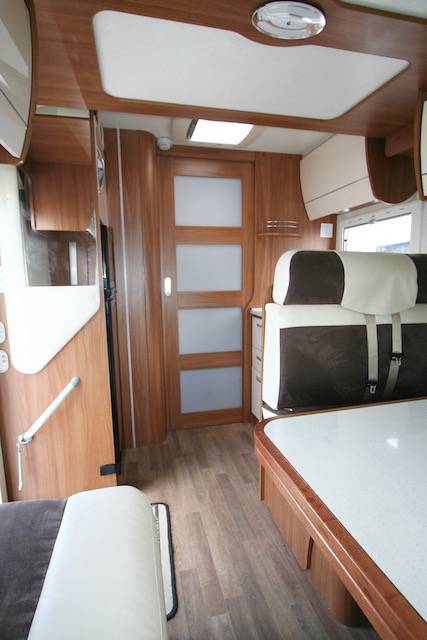 Camping-car profilé occasion, 5 places, 5 couchages, Rimor Europeo 69 Plus, à Roques proche Toulouse (31)