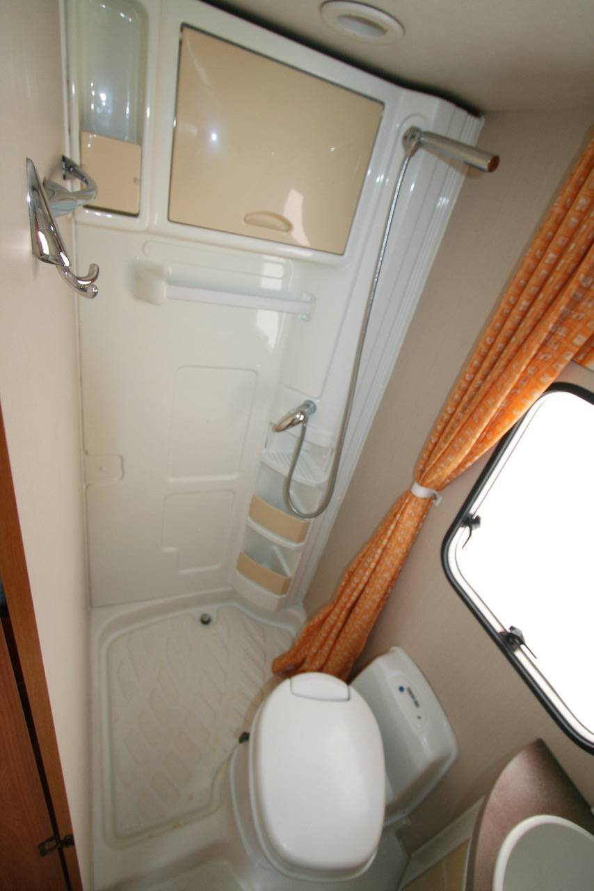 Vente Capucine d’occasion, lits superposés arrière, 6 places, 6 couchages, Challenger Genesis 43, à Roques proche de Toulouse (31).