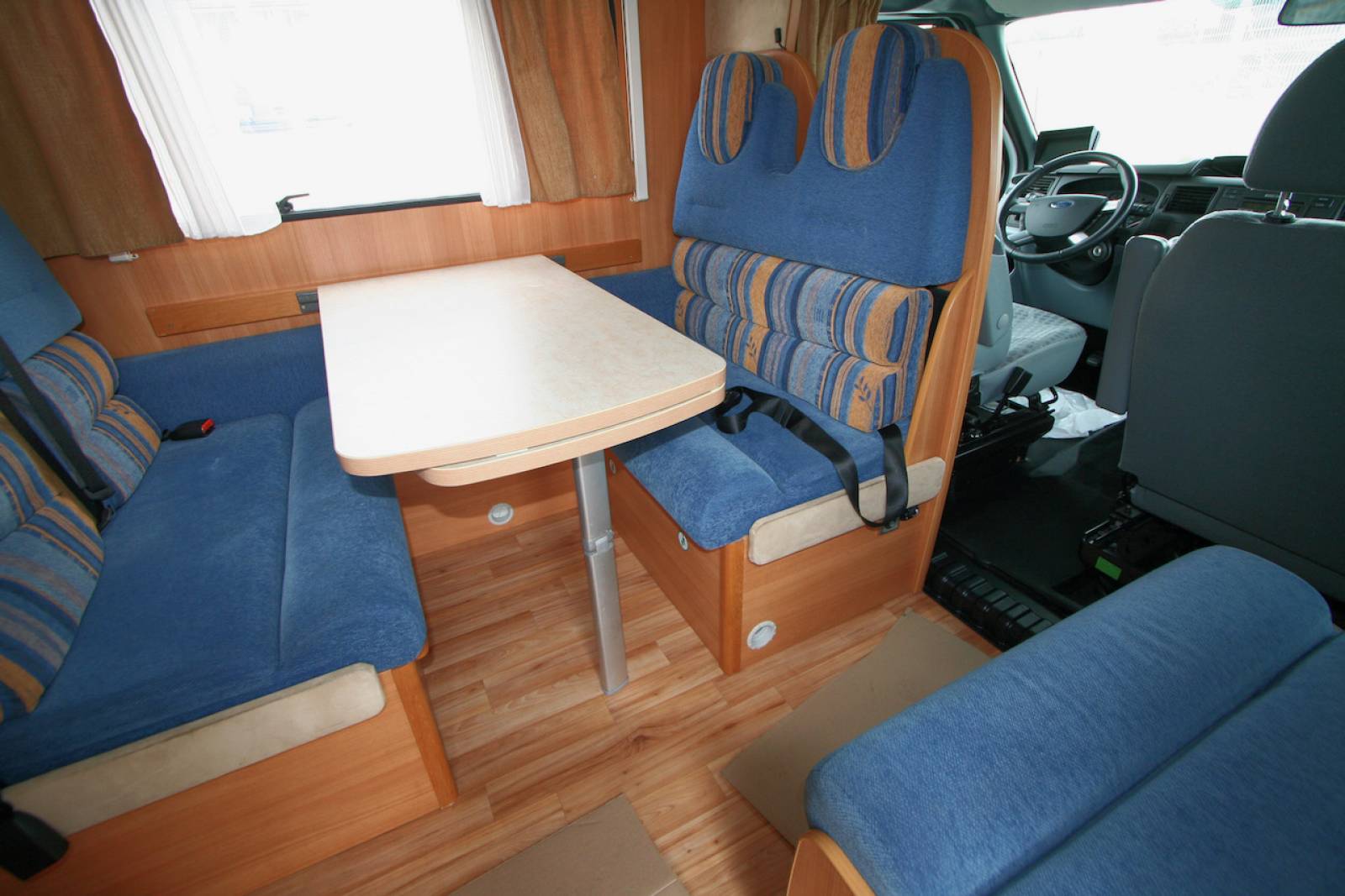 Capucine d’occasion, lits superposés arrière, 6 places, 6 couchages, Challenger Genesis 43, à Roques proche de Toulouse (31).