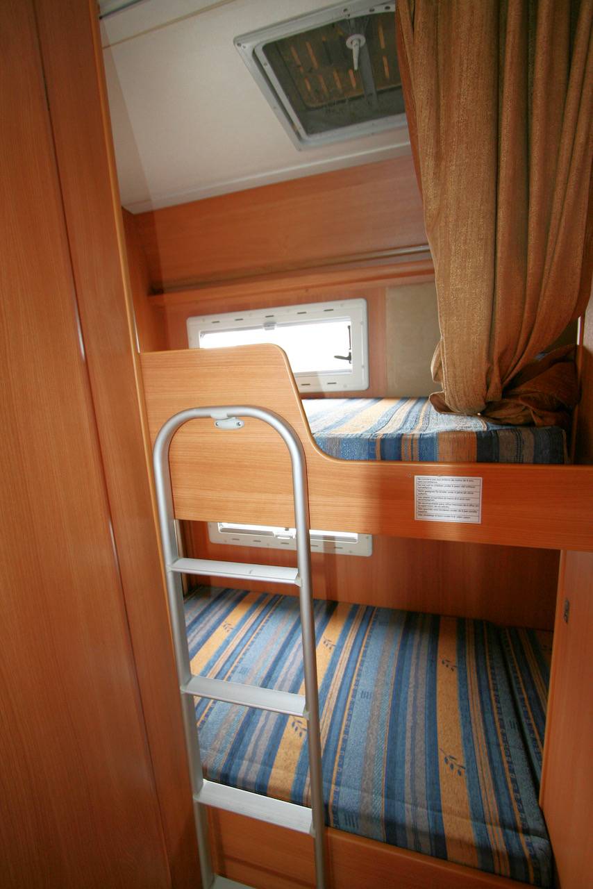 Vente Capucine d’occasion, lits superposés arrière, 6 places, 6 couchages, Challenger Genesis 43, à Roques proche de Toulouse (31).