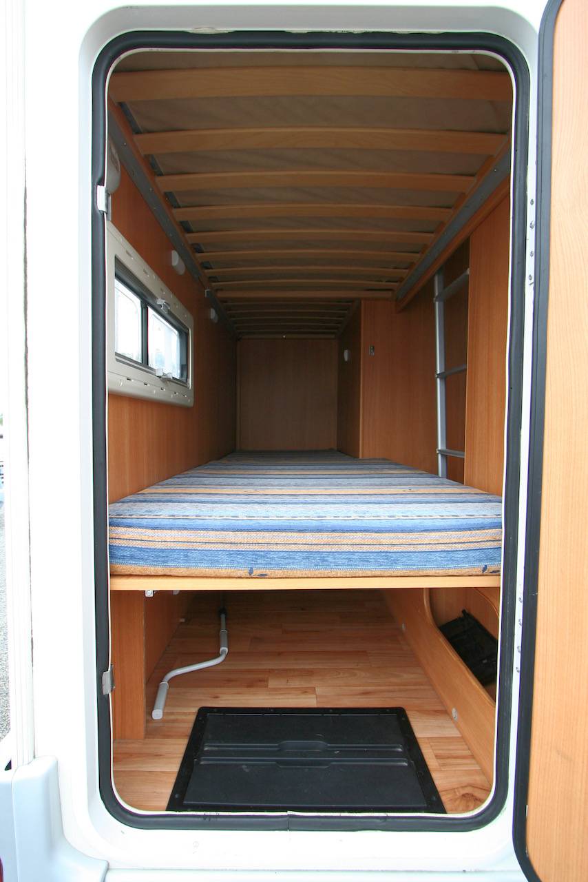 Vente Capucine d’occasion, lits superposés arrière, 6 places, 6 couchages, Challenger Genesis 43, à Roques proche de Toulouse (31).