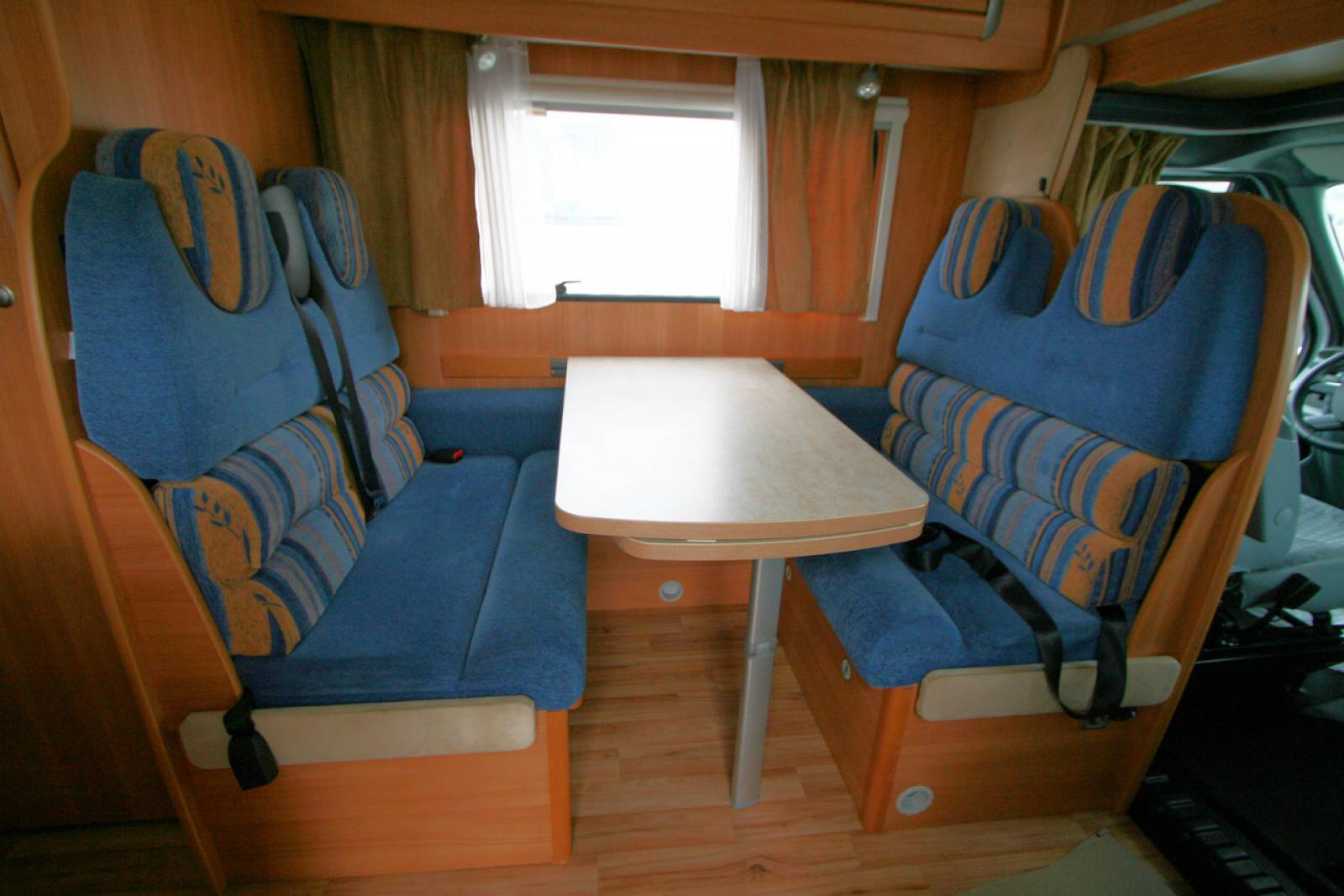 Achat Capucine d’occasion, lits superposés arrière, 6 places, 6 couchages, Challenger Genesis 43, à Roques proche de Toulouse (31).