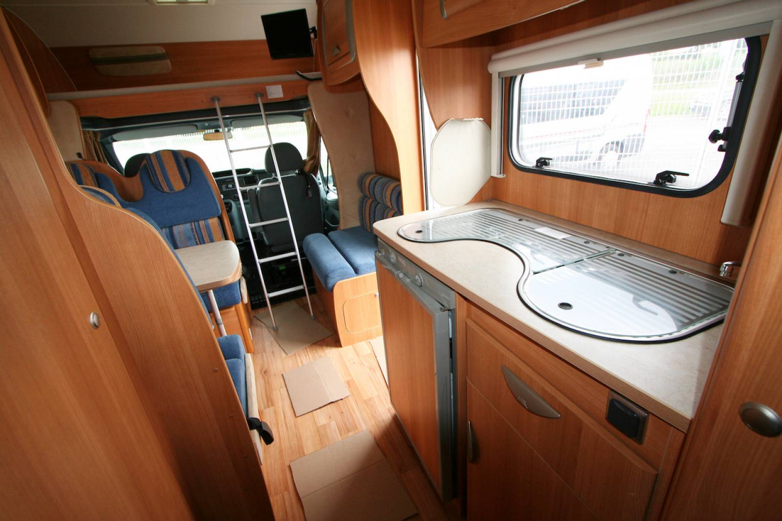 Vente Capucine d’occasion, lits superposés arrière, 6 places, 6 couchages, Challenger Genesis 43, à Roques proche de Toulouse (31).