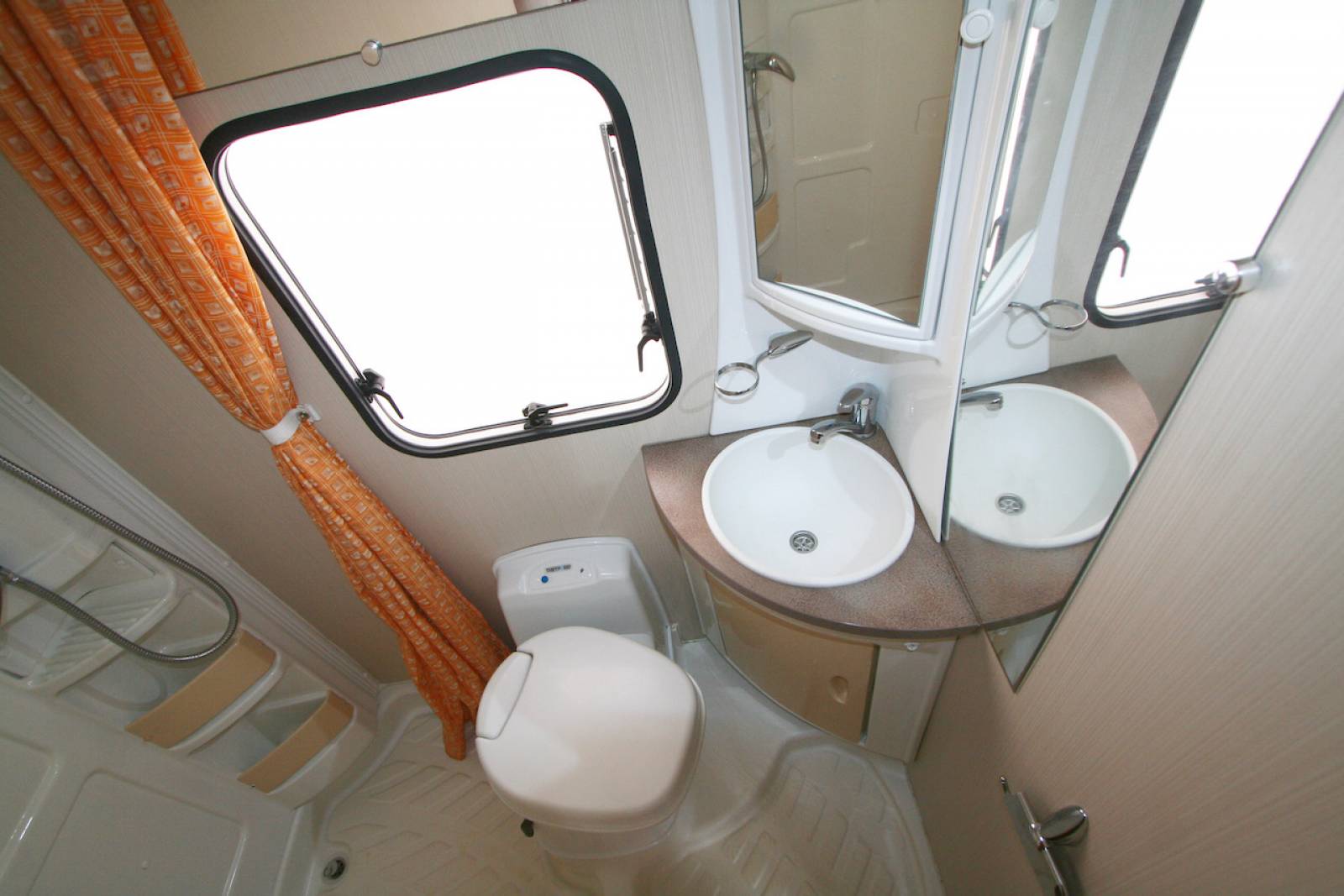 Capucine d’occasion, lits superposés arrière, 6 places, 6 couchages, Challenger Genesis 43, à Roques proche de Toulouse (31).