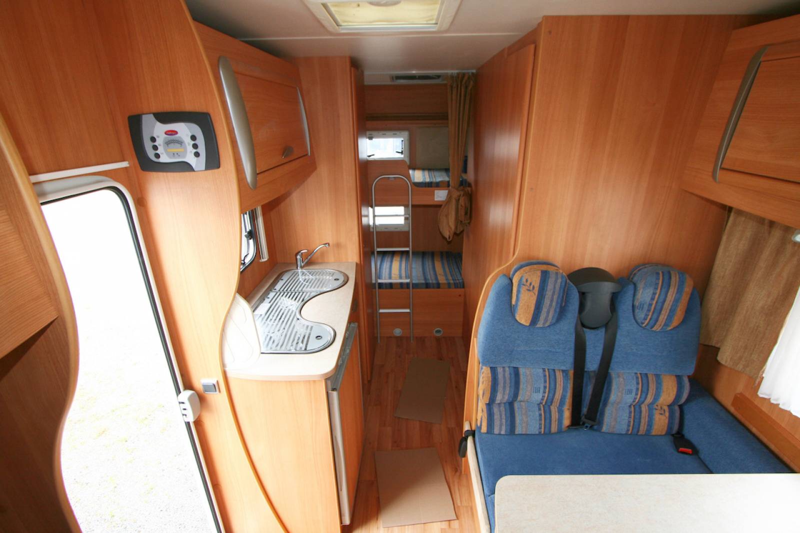 Vente Capucine d’occasion, lits superposés arrière, 6 places, 6 couchages, Challenger Genesis 43, à Roques proche de Toulouse (31).