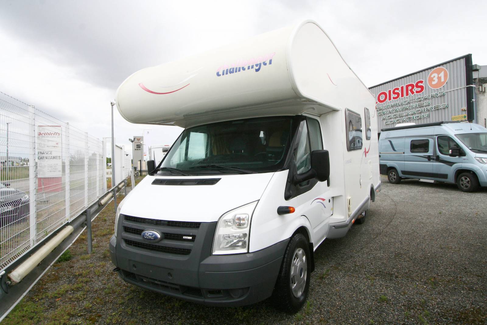 Vente Capucine d’occasion, lits superposés arrière, 6 places, 6 couchages, Challenger Genesis 43, à Roques proche de Toulouse (31).