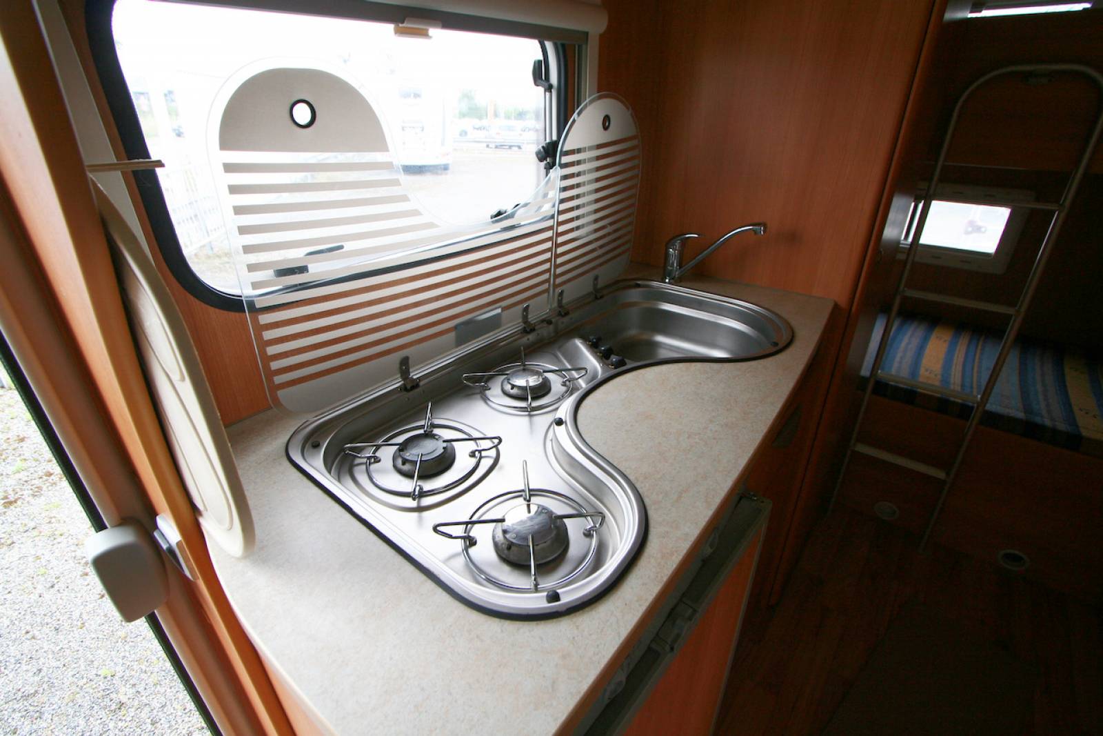 Achat Capucine d’occasion, lits superposés arrière, 6 places, 6 couchages, Challenger Genesis 43, à Roques proche de Toulouse (31).