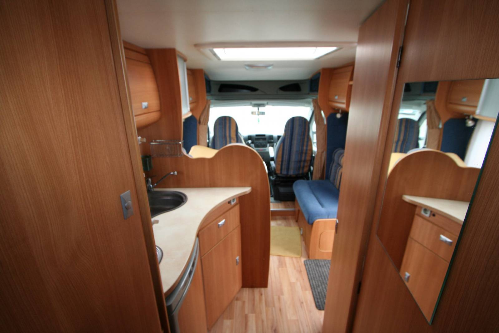 Camping-car profilé d’occasion, grande soute, lit sur soute électrique, Challenger Mageo 115, à Roques proche de Toulouse (31)