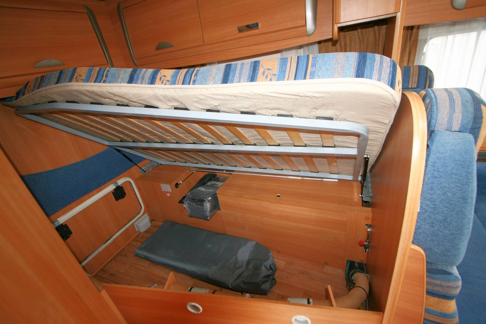 Camping-car profilé occasion, les dimensions d'un fourgon aménagé, 2 couchages, Challenger Genesis 32, à Roques, proche de Toulouse (31)