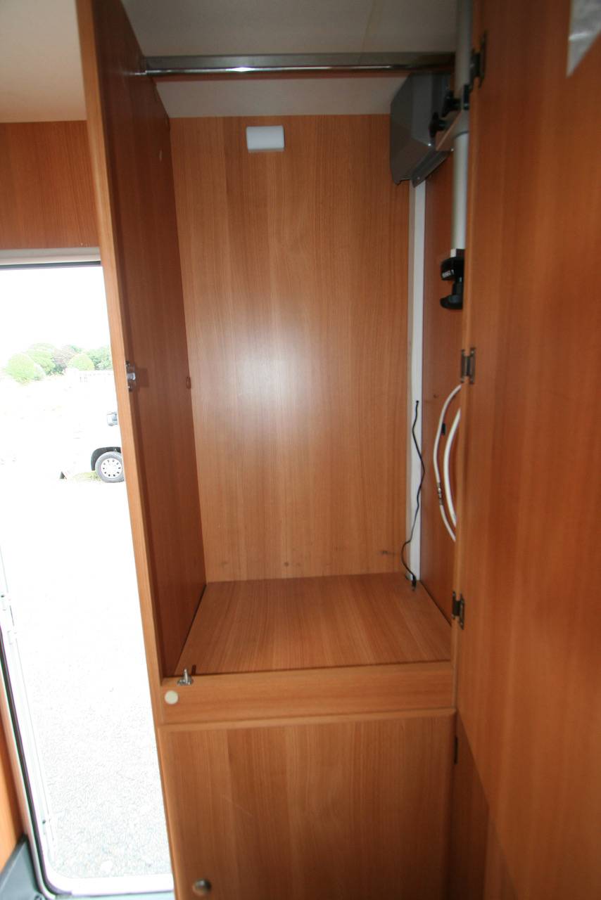 Vend Camping-car profilé occasion, les dimensions d'un fourgon aménagé, 2 couchages, Challenger Genesis 32, à Roques, proche de Toulouse (31)