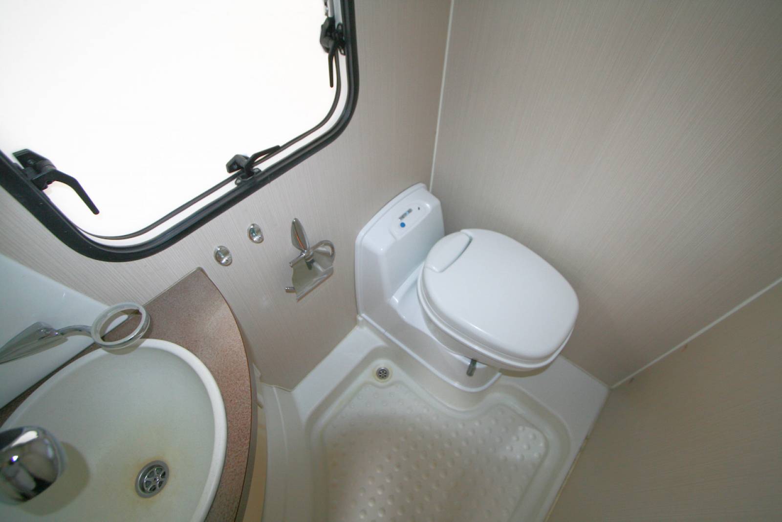 Achat Camping-car profilé occasion, les dimensions d'un fourgon aménagé, 2 couchages, Challenger Genesis 32, à Roques, proche de Toulouse (31)