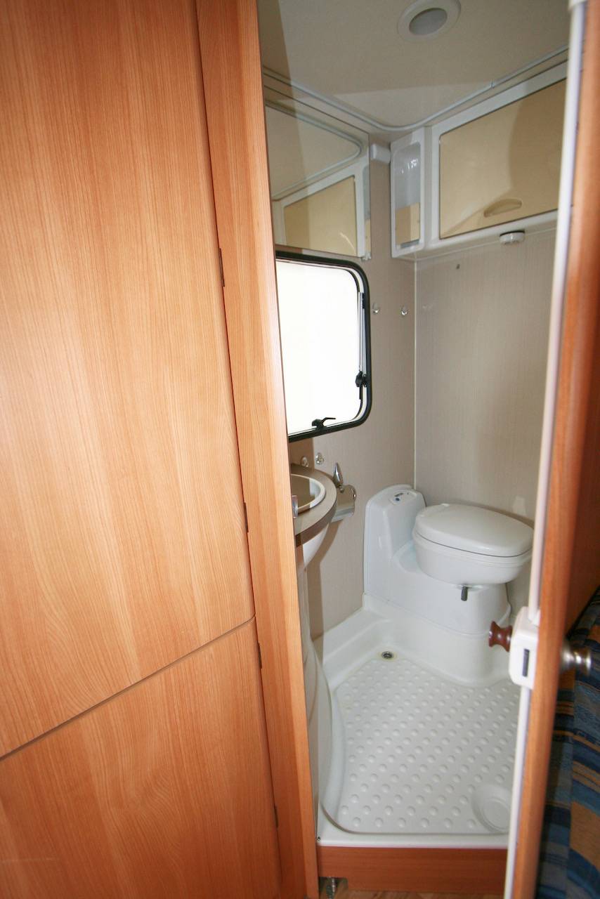 Vend Camping-car profilé occasion, les dimensions d'un fourgon aménagé, 2 couchages, Challenger Genesis 32, à Roques, proche de Toulouse (31)