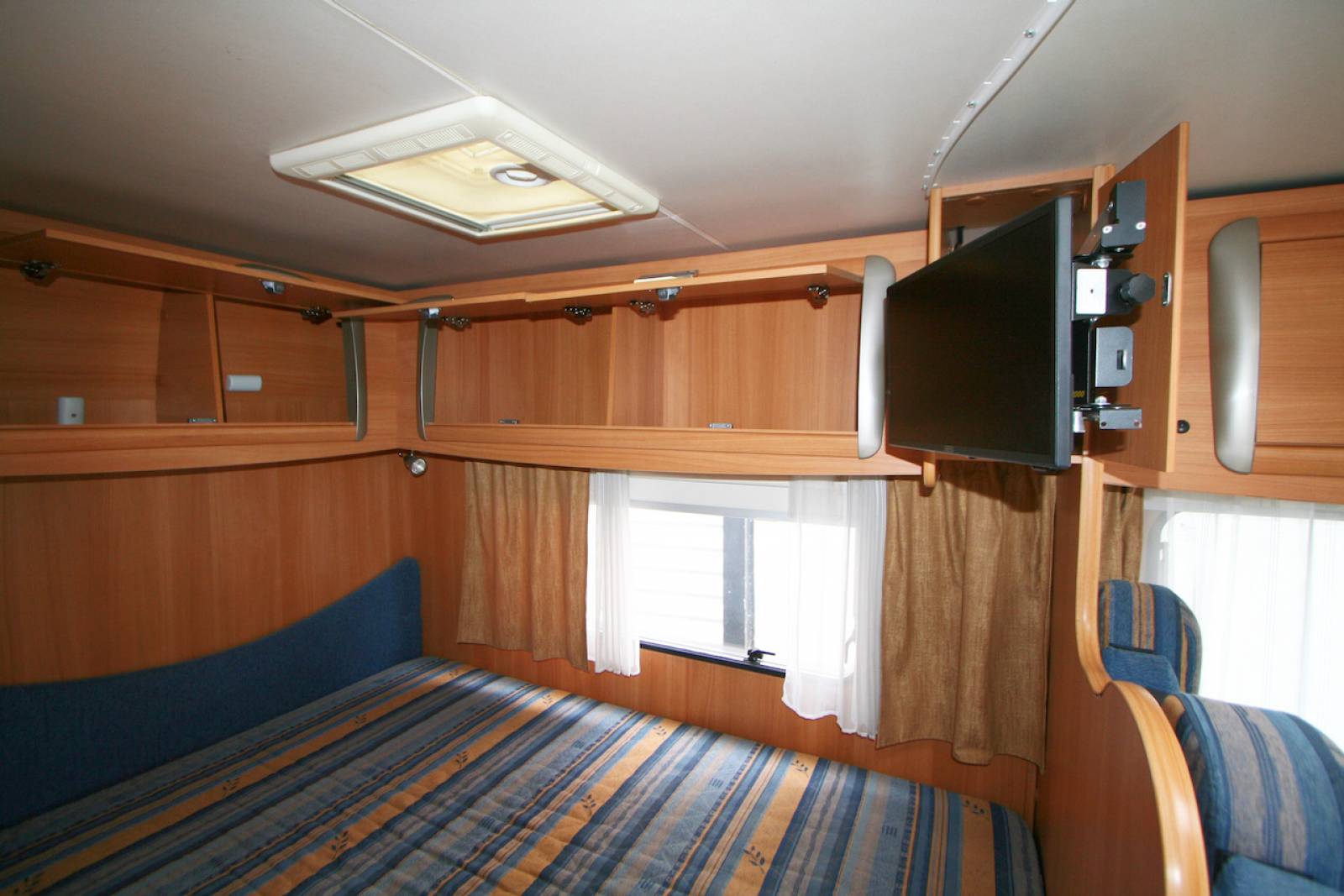 Vend Camping-car profilé occasion, les dimensions d'un fourgon aménagé, 2 couchages, Challenger Genesis 32, à Roques, proche de Toulouse (31)