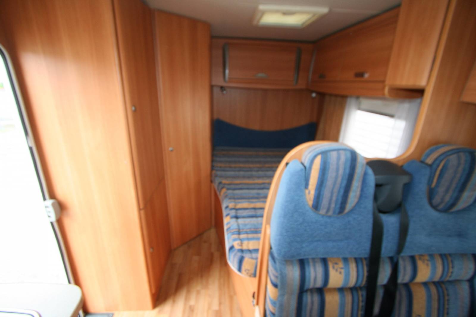 Vend Camping-car profilé occasion, les dimensions d'un fourgon aménagé, 2 couchages, Challenger Genesis 32, à Roques, proche de Toulouse (31)