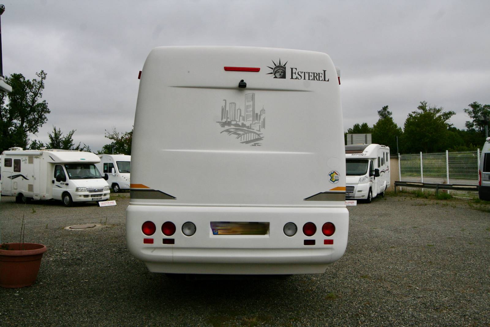 Camping-car intégral occasion, Mercedes, 4 places, 4 couchages, Esterel Manhantan 21 L, à Roques proche de Toulouse 31