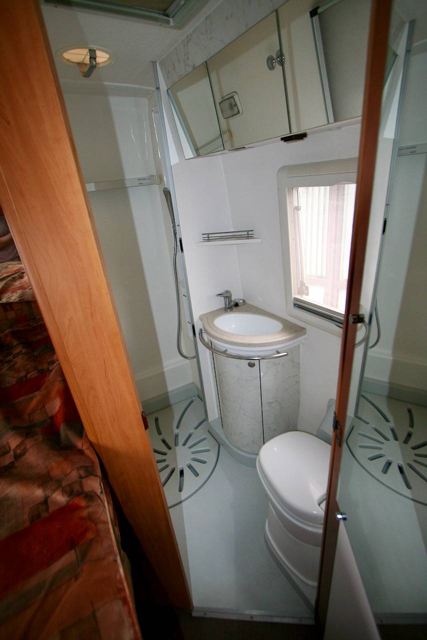 Vend Camping-car intégral occasion, Mercedes, 4 places, 4 couchages, Esterel Manhantan 21 L, à Roques proche de Toulouse 31