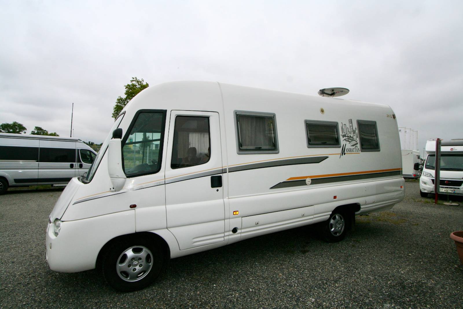 Achat Camping-car intégral occasion, Mercedes, 4 places, 4 couchages, Esterel Manhantan 21 L, à Roques proche de Toulouse 31