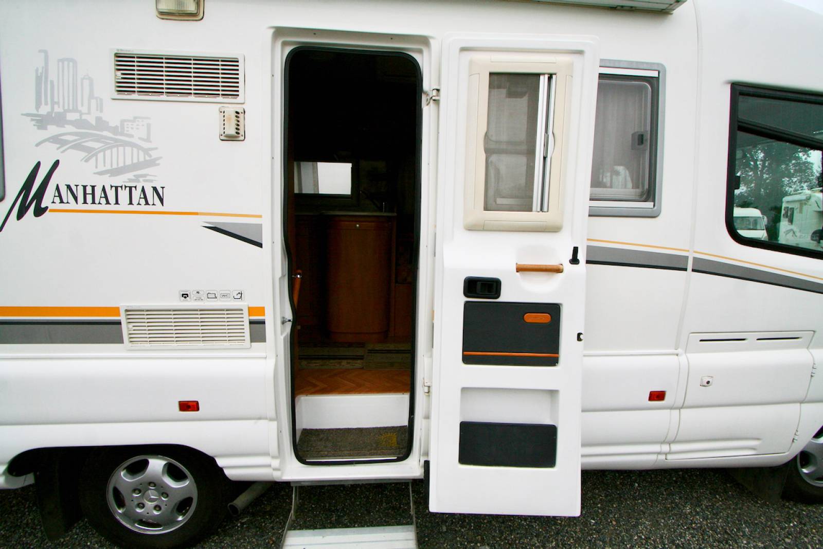 Achat Camping-car intégral occasion, Mercedes, 4 places, 4 couchages, Esterel Manhantan 21 L, à Roques proche de Toulouse 31