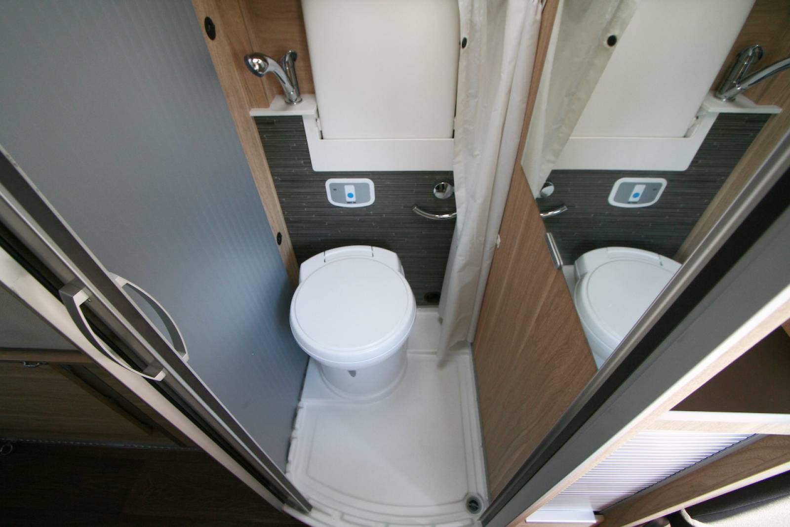 Fourgon aménagé occasion, CrossOver, récent, moins de 6 m, 2 couchages, Hymercar Grand Canyon option CrossOver, à Roques, proche de Toulouse (31)