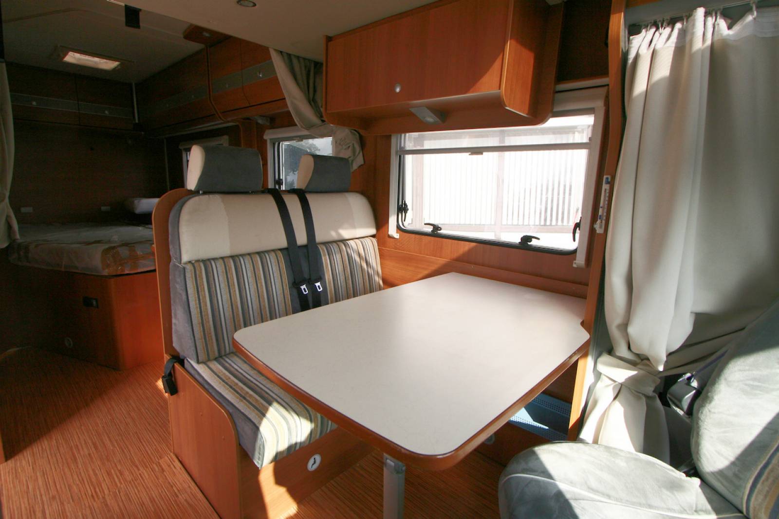 Achat Camping-car profilé d’occasion, lit à la française, lit de pavillon, moins de 7 m, Eriba Car 400 X, à Roques, proche de Toulouse 31.