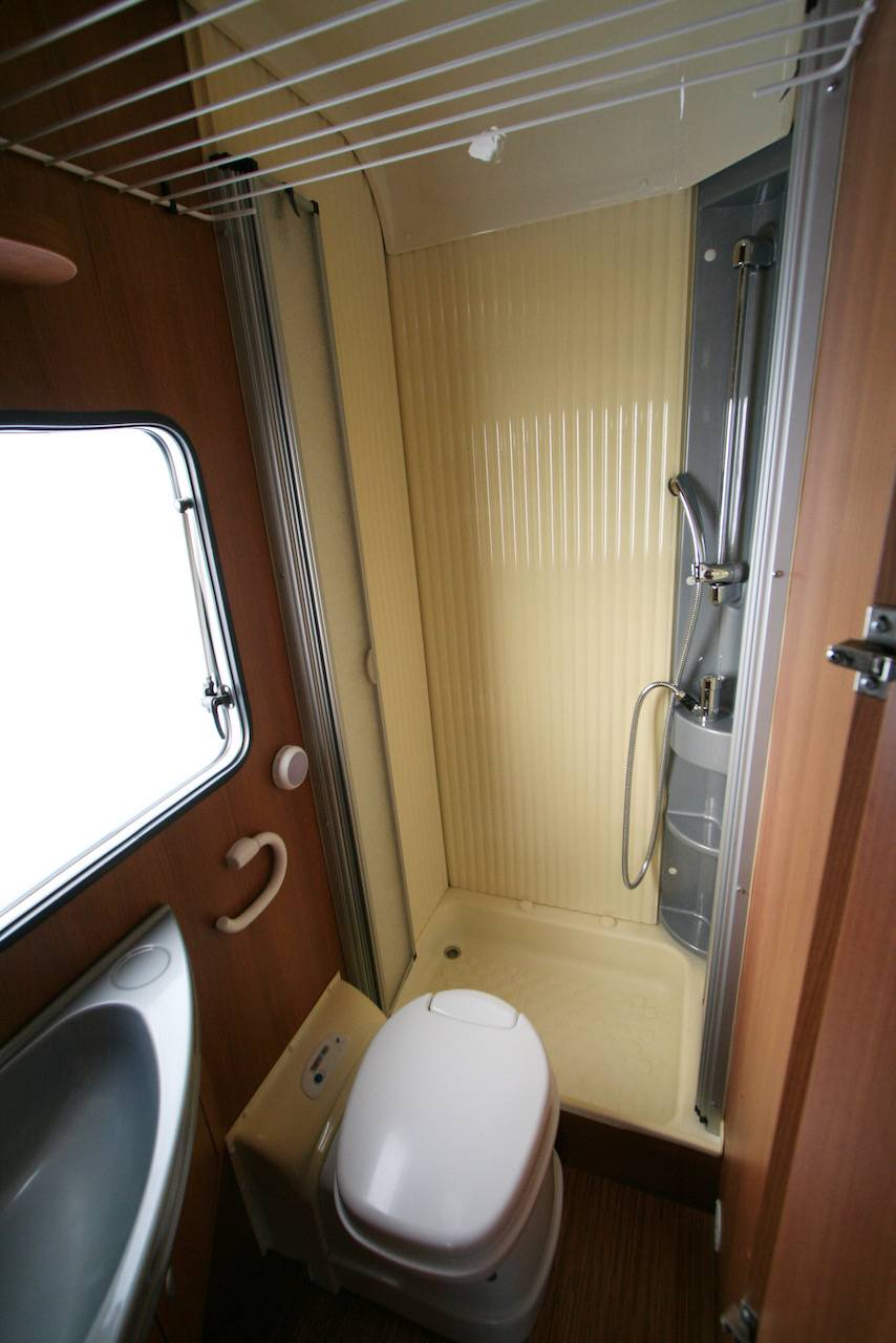 Camping-car profilé d’occasion, lit à la française, lit de pavillon, moins de 7 m, Eriba Car 400 X, à Roques, proche de Toulouse 31.