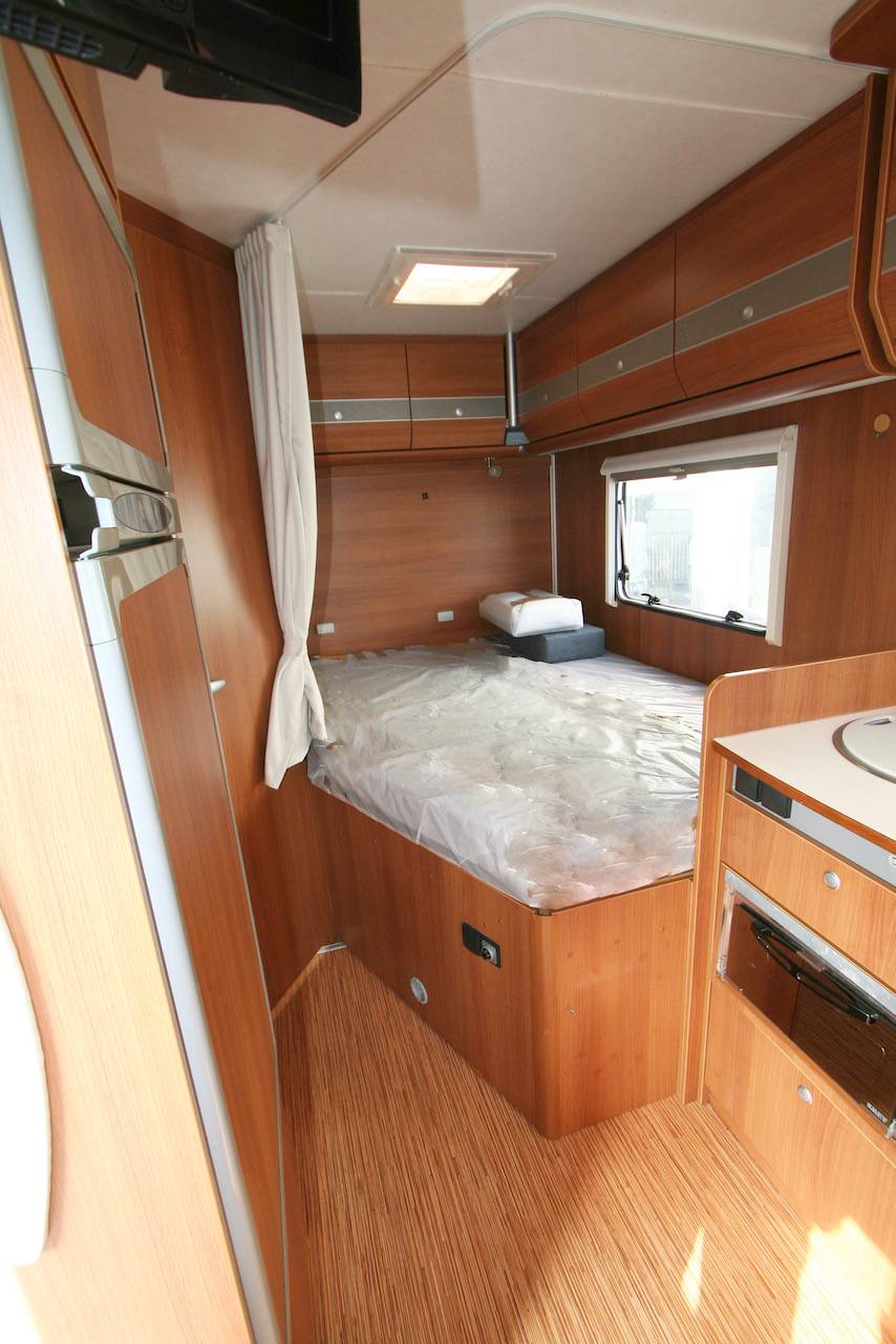 Vend Camping-car profilé d’occasion, lit à la française, lit de pavillon, moins de 7 m, Eriba Car 400 X, à Roques, proche de Toulouse 31.