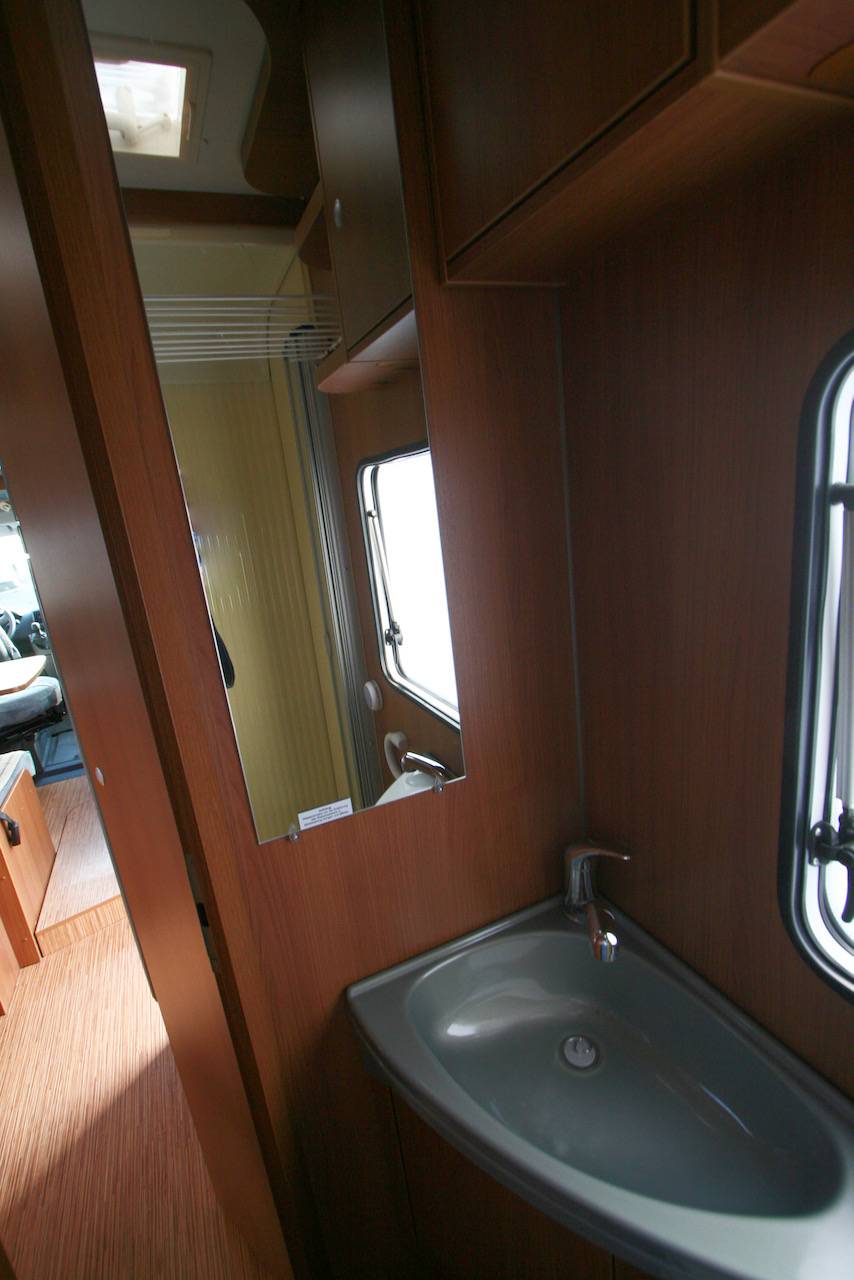 Vend Camping-car profilé d’occasion, lit à la française, lit de pavillon, moins de 7 m, Eriba Car 400 X, à Roques, proche de Toulouse 31.