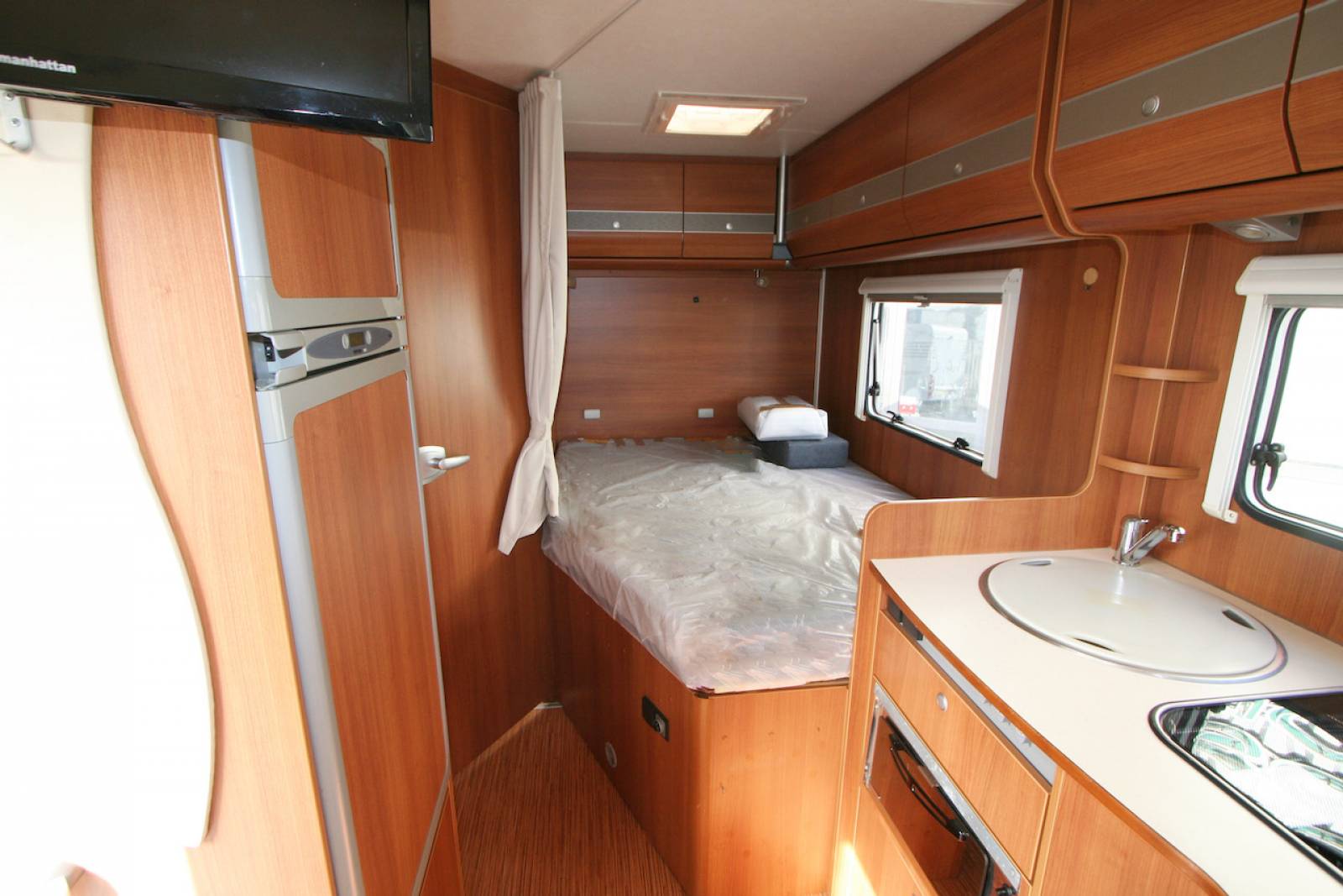 Camping-car profilé d’occasion, lit à la française, lit de pavillon, moins de 7 m, Eriba Car 400 X, à Roques, proche de Toulouse 31.