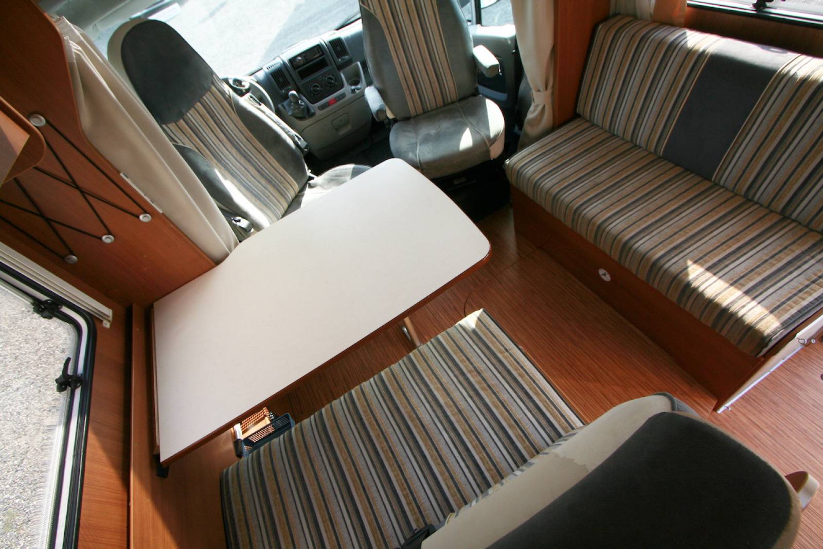 Vend Camping-car profilé d’occasion, lit à la française, lit de pavillon, moins de 7 m, Eriba Car 400 X, à Roques, proche de Toulouse 31.