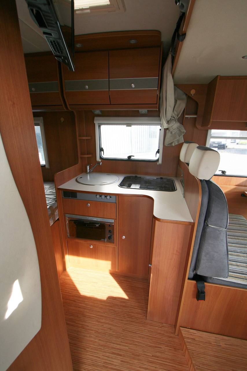 Vend Camping-car profilé d’occasion, lit à la française, lit de pavillon, moins de 7 m, Eriba Car 400 X, à Roques, proche de Toulouse 31.